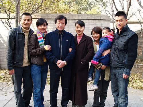 他因《昨夜星辰》一炮而红，一夫二妻享齐人之福，两爱人和谐共处