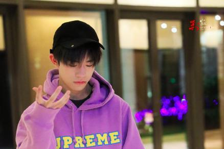 易烊千玺考场上演偶像剧，网友：有点担心后面那位同学的成绩