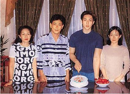 吴尊晒全家福为父亲庆生!全家颜值在线是什么