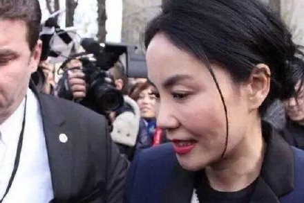 王菲近照肤质粗糙苍老,却被网友力挺为“高级“