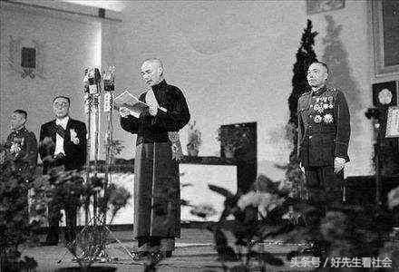蒋介石年轻时算得一卦，卦像上有八个字，蒋介石领悟后痛哭流涕