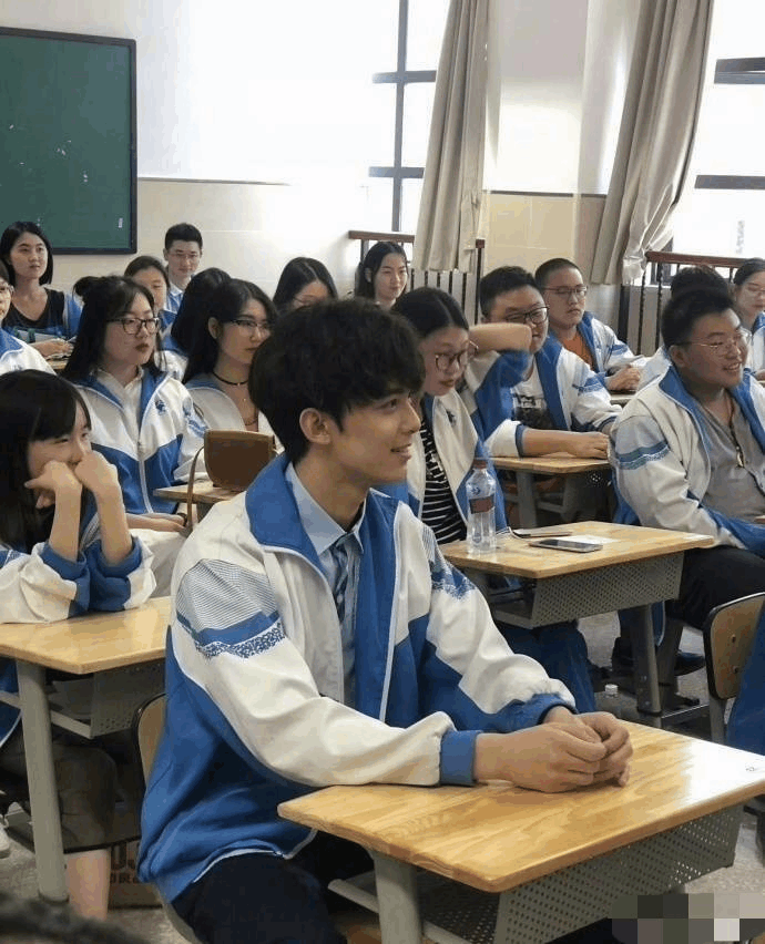 胡歌和吴磊的高中毕业照对比, 吴磊与胡歌谁更