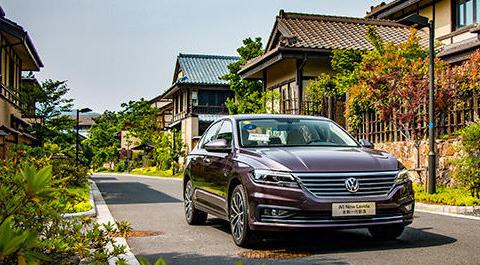 这车10w起售，比卡罗拉大一圈，全系LED大灯，小黑板玩出新花样