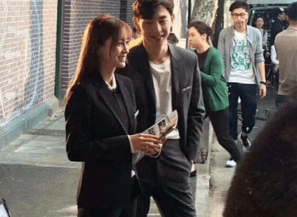 小海绵探班妈妈杨颖新剧片场，网友：比起杨幂，杨颖才像个妈妈..