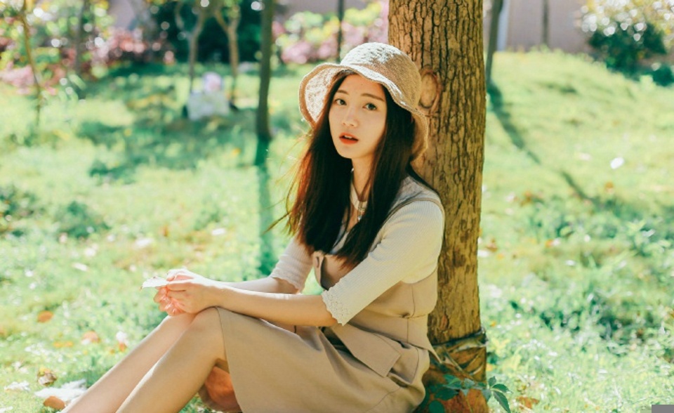 秋意甜美少女户外阳光俏皮唯美写真
