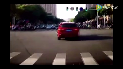 电动车女子闯红灯，让红色轿车没想到，只能自认倒霉