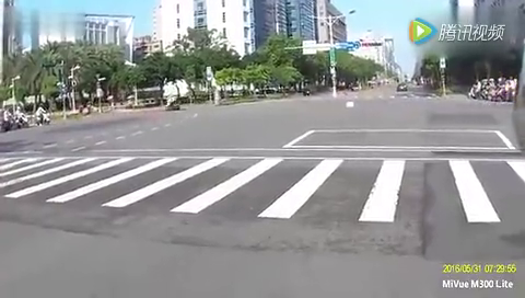 见过汽车撞电动车，但没见过电动车撞电动车这么惨的