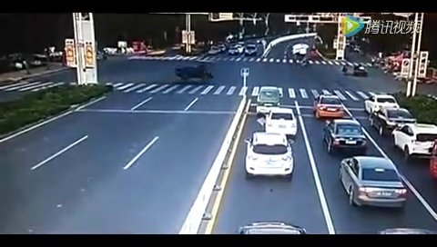 14秒开始看：100多万元路虎SUV等红绿灯后急加速爆炸了！