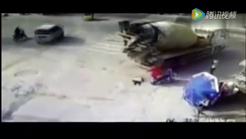 载人电动车与搅拌车抢道，惨遭其碾压