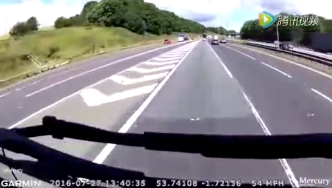 高速路上，红色小轿车3次别在50吨大卡车前，卡车司机笑了