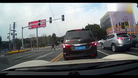 驾驶请留神！轿车一言不合直撞卡车