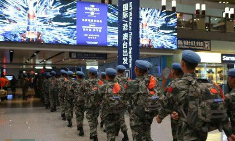 这次丢人到美国了,中国人出国假扮军人,被揭开