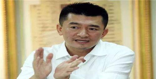 曾经的亿万富豪娶了日本妻子座驾仅为这辆奔驰, 现处境让人叹气