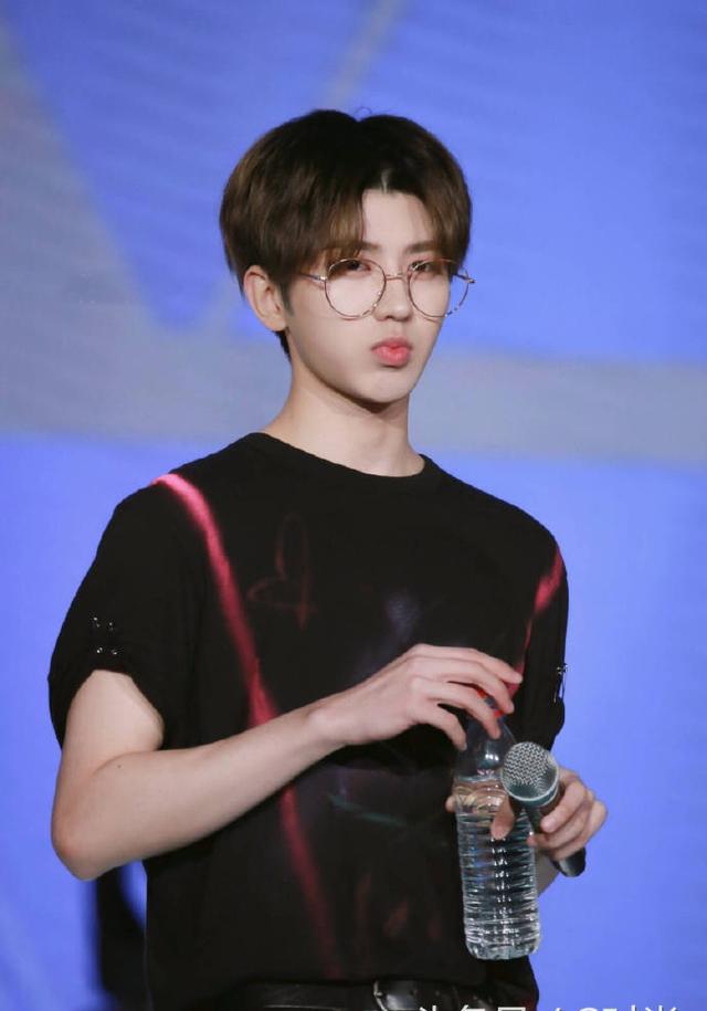 这次终于看到蔡徐坤穿短袖了 清爽帅气