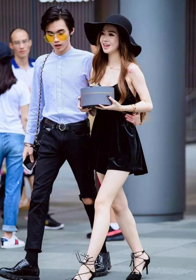 街拍:身材高挑金发美女吊带裙 旁边的男友表情亮了
