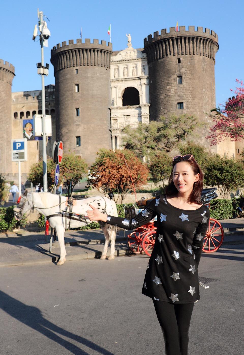 39岁颜丹晨生活照, 穿着随意仍漂亮十足, 网友: 真不愧最美嫦娥