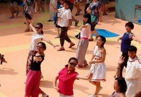 中国大妈疯抢模式吓坏老外,游轮上狼藉一片,旅