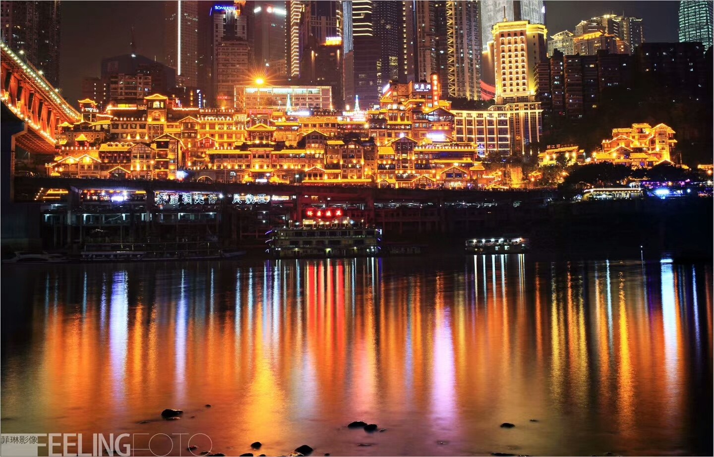 探访重庆网红景点洪崖洞,夜景美如仙境