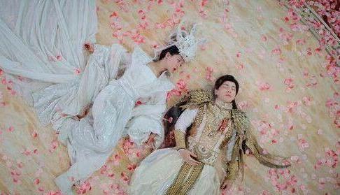 杨紫专业捅男主,朱一龙专业吐血三十年,而他却