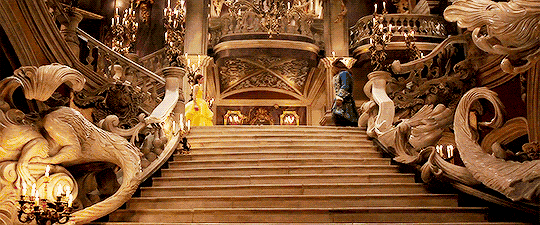 在《美女与野兽》里,贝儿勇闯古堡救出父亲,邂逅了一生的王子