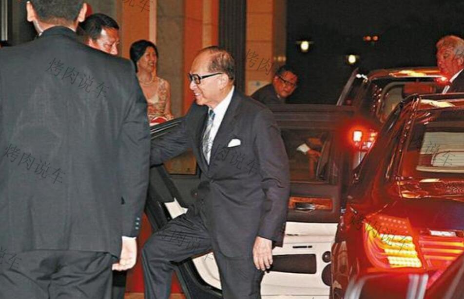 李嘉诚回老家, 以前都是坐防弹宝马, 今年这中巴
