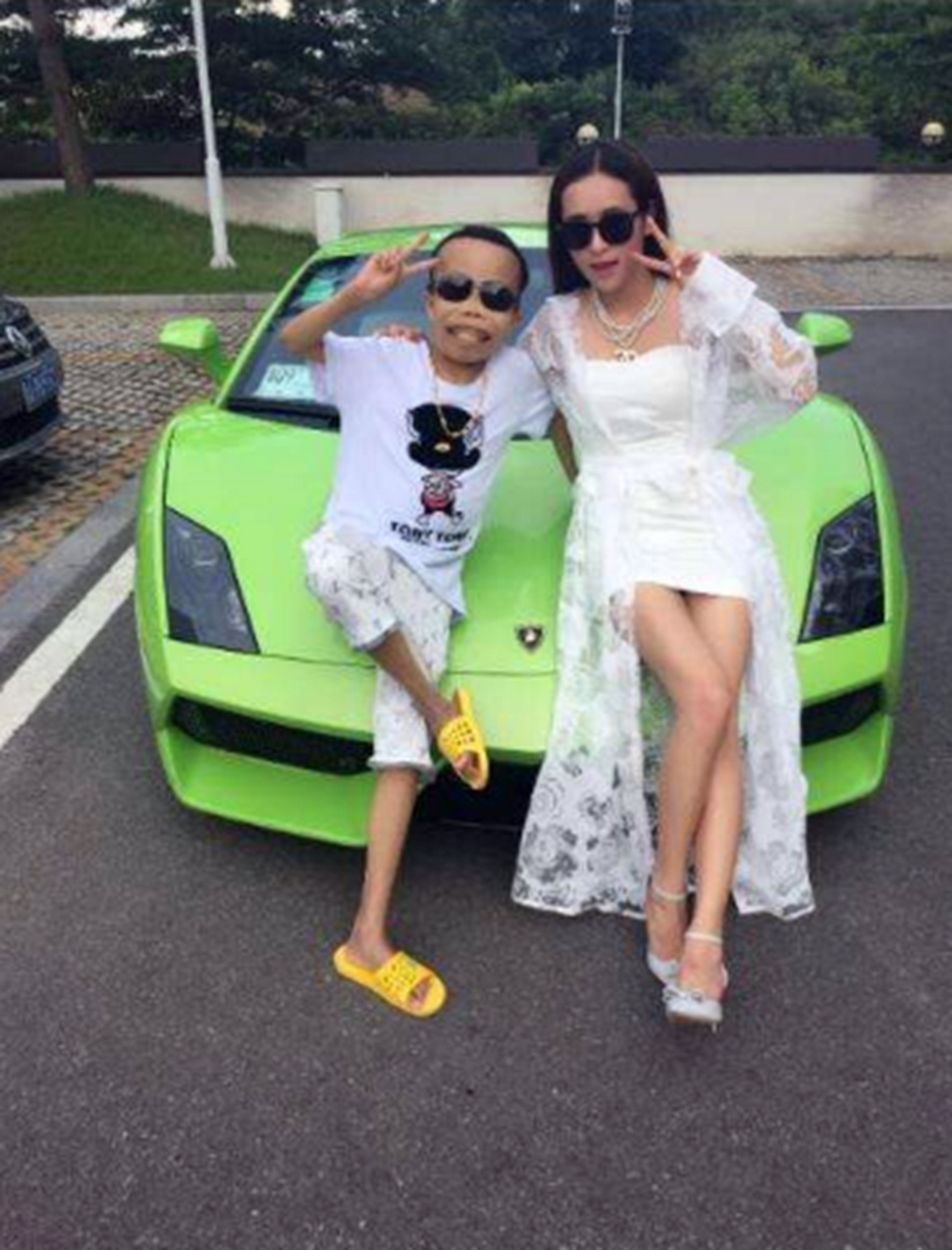 曾经的他开豪车还有美女相伴,如今落魄至极,其