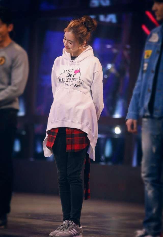 关晓彤长裙里套秋裤算什么,她直接在短裙里穿