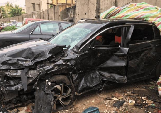停车场发现本田雅阁报废车,现场无法直视,车主