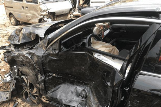 停车场发现本田雅阁报废车,现场无法直视,车主