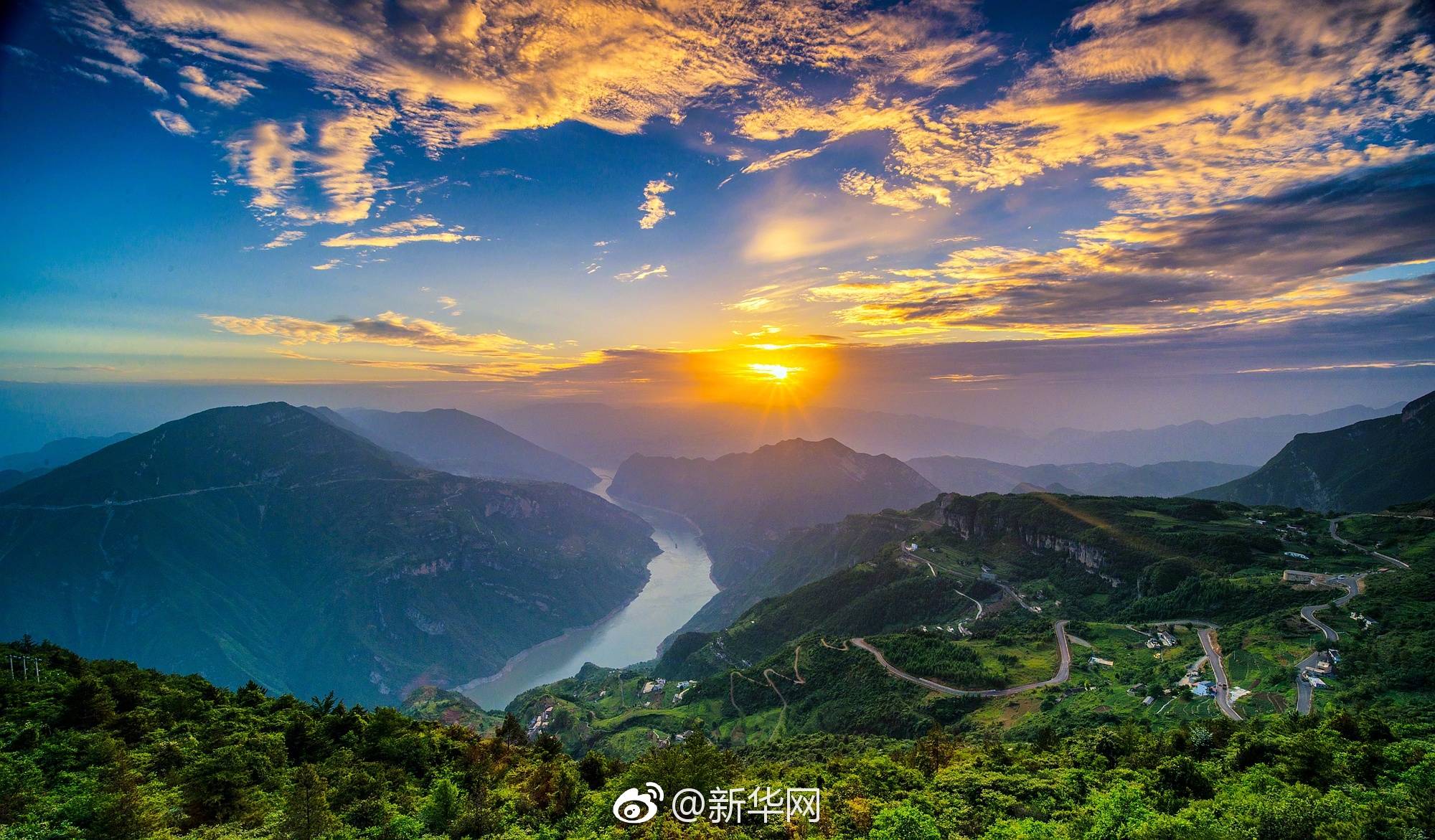 航拍长江三峡巫山美 云海景观多壮丽