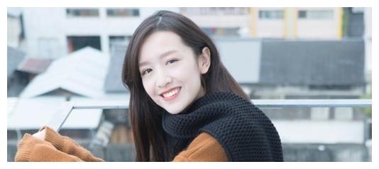 被誉“小周慧敏”，标准的理科学霸，笑起来比奶茶妹妹都好看