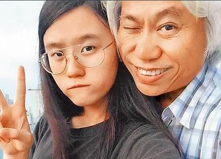 14年的爱情长跑杨振宁夫妇手牵手逛街,翁帆女