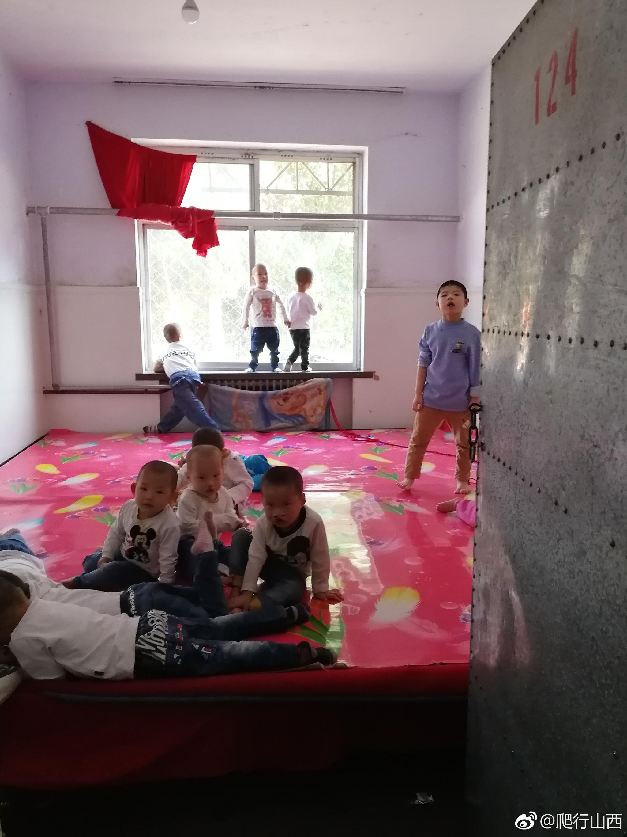 山阴一个普通农民小小孤儿院收养40个孩子
