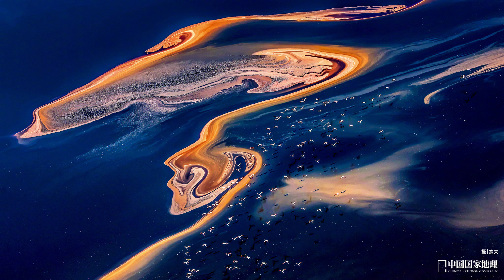 由于火山熔岩而散发迷幻色彩的马加迪湖(肯尼亚境内)和纳特龙湖(坦