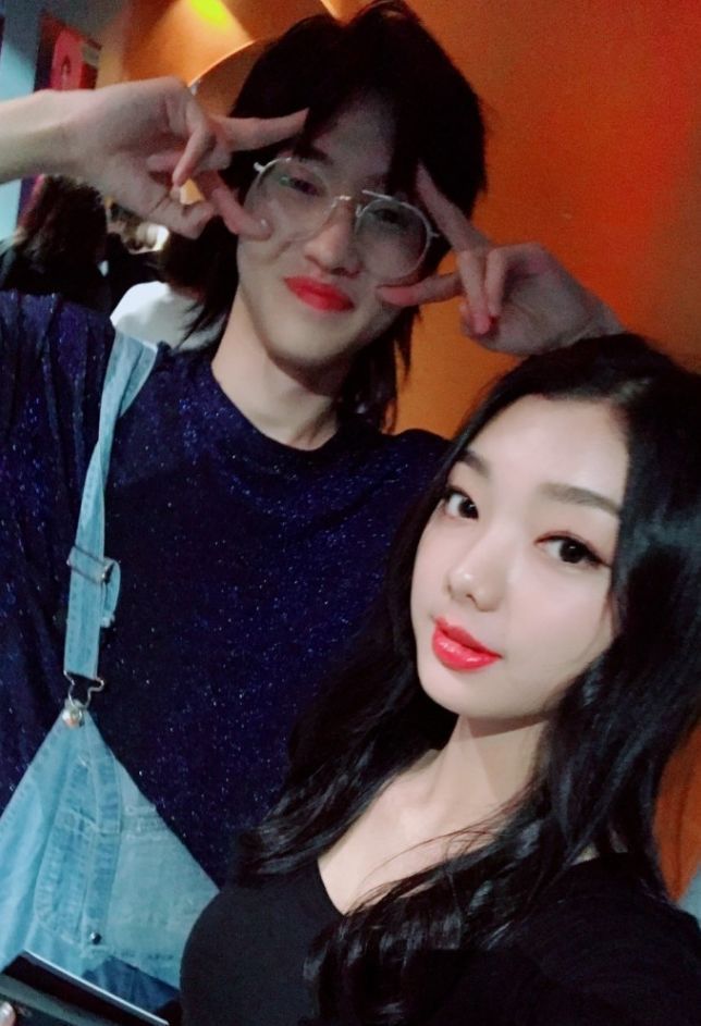 大学生易烊千玺开学前录吃播 吴宣仪分享直播