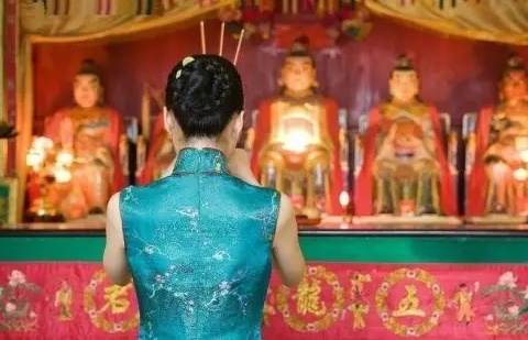 在佛前烧三炷香，磕三个头是什么意思,你真的懂？