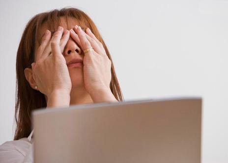 1长时间低头的人 天天对着电脑工作的白领,常常觉得眼睛很累很重,这
