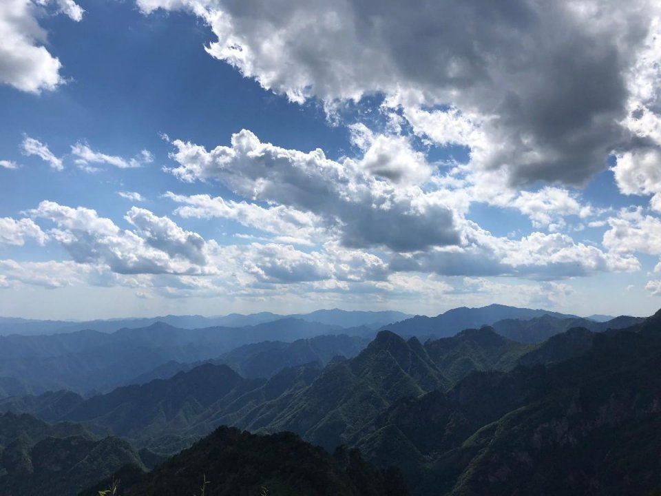 千尺,怪石嶙峋,若能遇上多云或者阴天微雨的天气,更是雾峰云岭漫芳荫