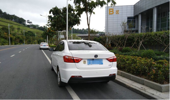 这车降价后不足6万,比帝豪厚道,比逸动漂亮,销量惨淡卖不动