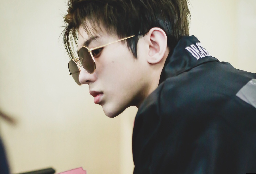 蔡徐坤现身机场飞芬兰 黑色风衣搭配墨镜气场