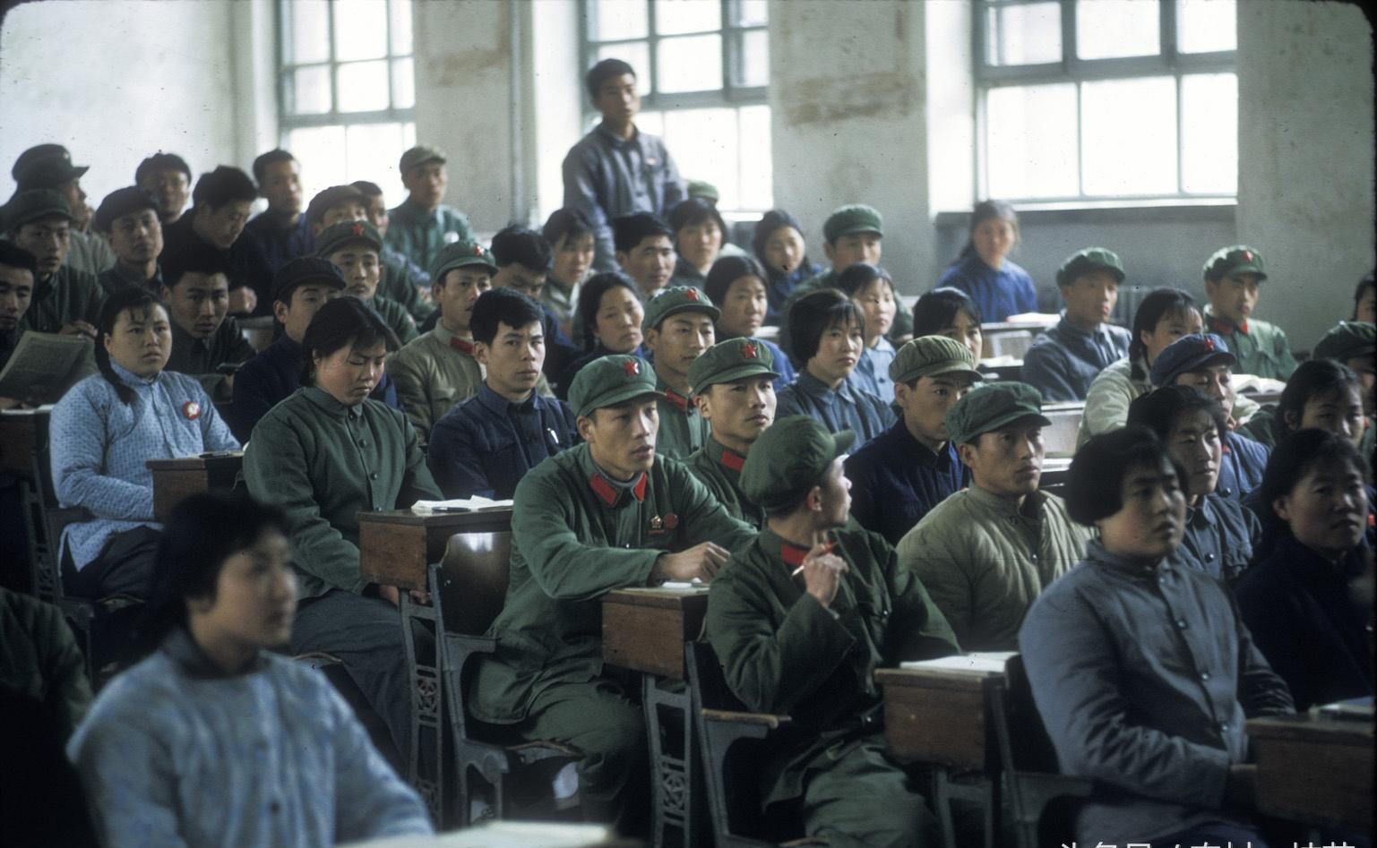 实拍: 60年代大学生的校园生活, 原来开学时他们带这"