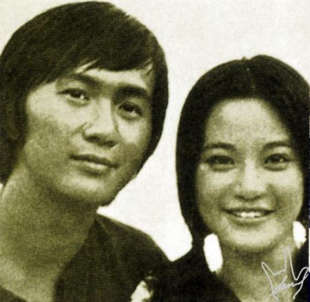 70岁歌神许冠杰全家照，50年只为她倾心，网友：两个儿子长残了啊