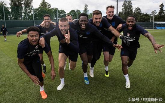 世界杯:中国记者尴尬提问惹怒英格兰球迷,回怼