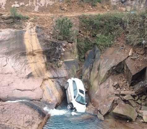 奇迹！长安CS75坠落16米悬崖，车上3人竟然毫发无伤