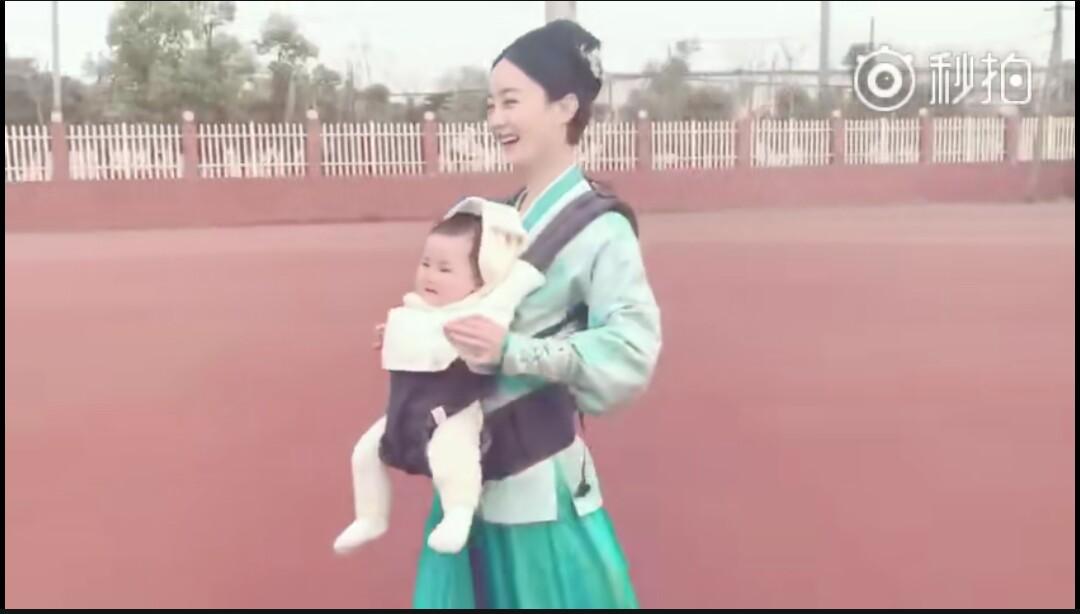 赵丽颖抱孩子逛操场,看到了颖宝为人母后的样子,网友表示:心疼