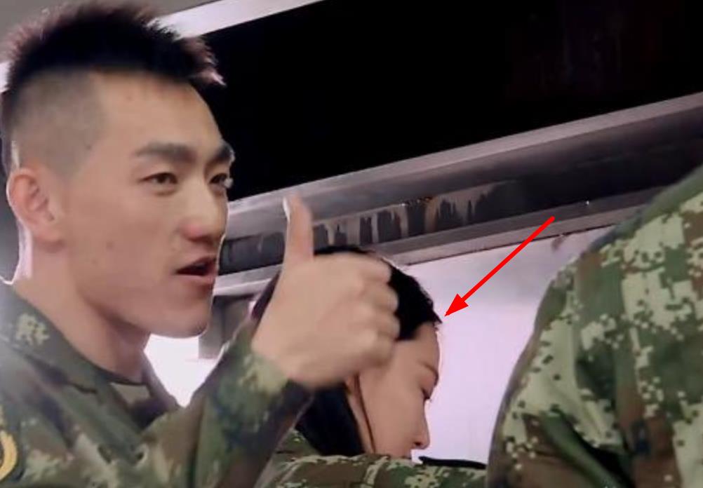 何捷瞒着张馨予冲镜头臭美，新晋男神收获无数迷妹