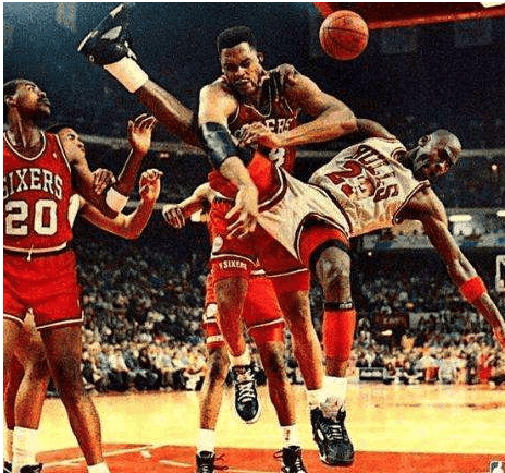 乔丹还用过这种动作, 勾脚加掌掴对手, 放到今天