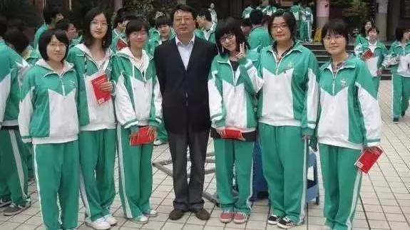 上海各大学校校服大比拼，最后一个被迪丽热巴带火成明星爆款