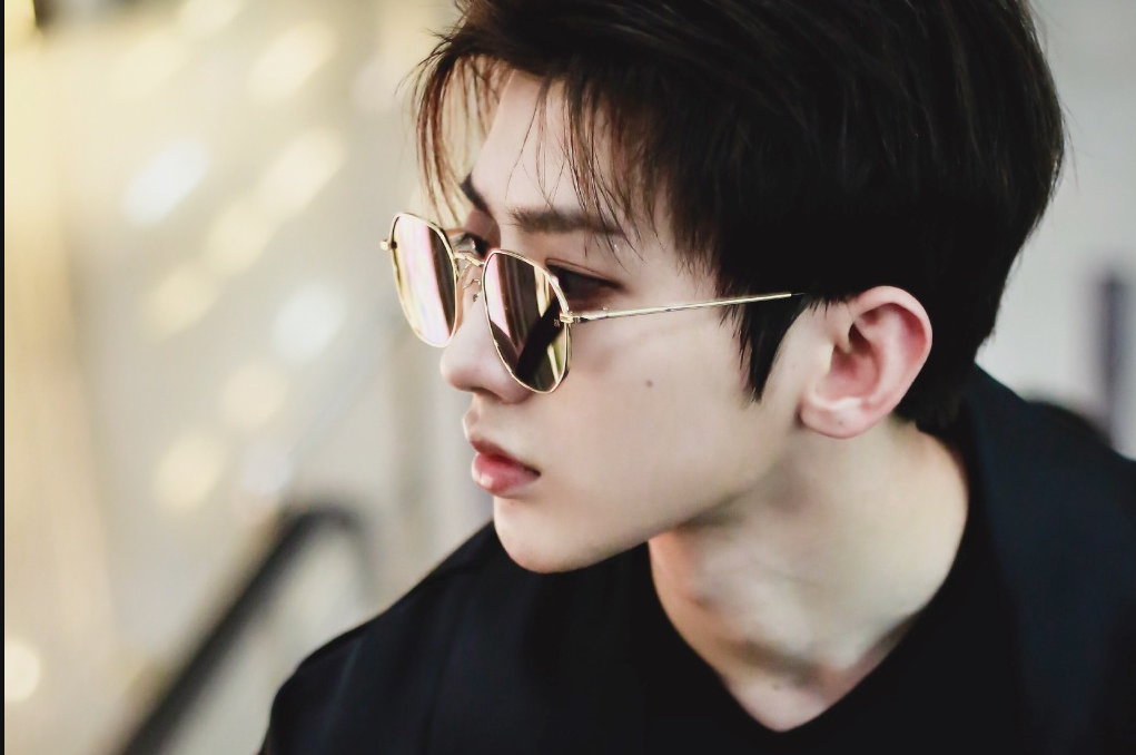 蔡徐坤现身机场飞芬兰 黑色风衣搭配墨镜气场