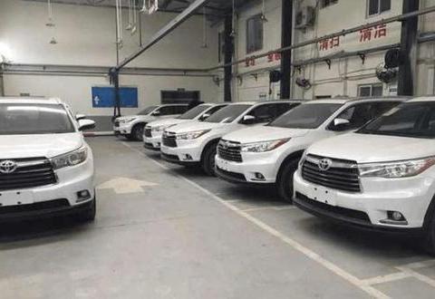 偶遇一批17款汉兰达库存车，店员：外观内饰全新, 8折处理！